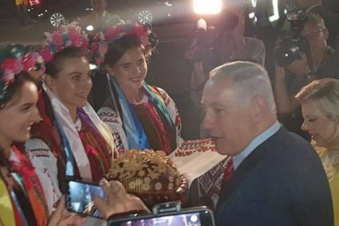    Baş nazirin xanımı duz-çörəyi yerə atdı - Video   