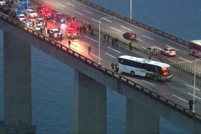    Silahlı şəxs sərnişinlərlə dolu avtobusu ələ keçirdi - Foto   