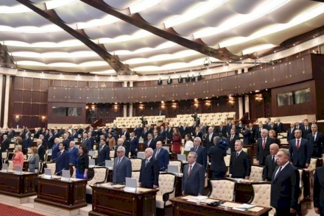    Millətə vəkillikdən başqa hər işlə məşğul olan deputatlar... –   Biznesmenlər klubu