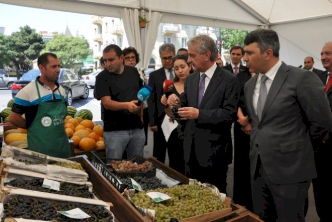    Əli Əhmədov və İnam Kərimov bazarda: “İki manata kartof olmaz“   - Fotolar