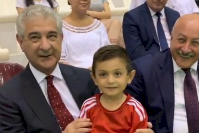    Əli Əhmədov balaca azarkeşlə futbol oynadı - Video   