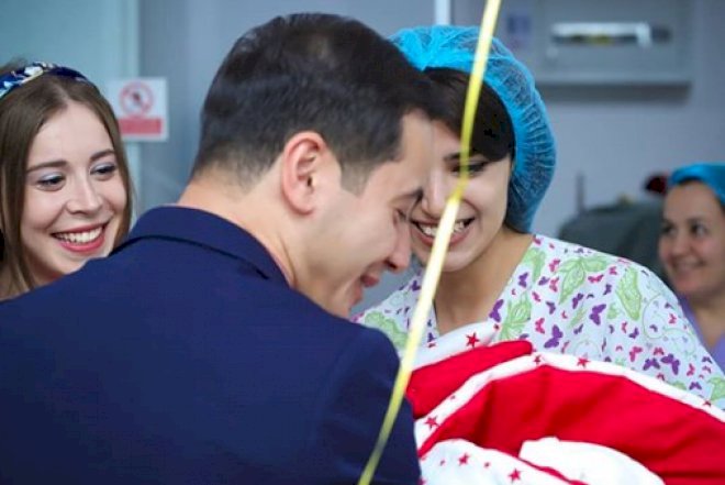    Tanınmış aparıcı ata oldu – Foto   