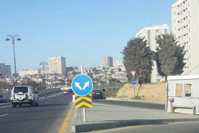    Bakının mərkəzində qeyri-adi yol nişanı - Foto   
