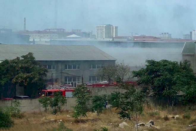    Bu yoldan istifadə etməyin! - Boya sexindəki yanğınla bağlı sürücülərə xəbərdarlıq   