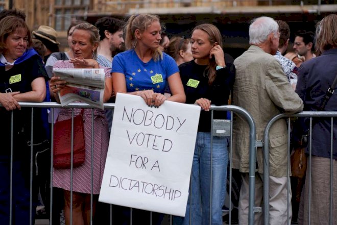    Britaniya “Brexit mübahisəsi” davam edir –   Parlament fəaliyyətini dayandırdı
