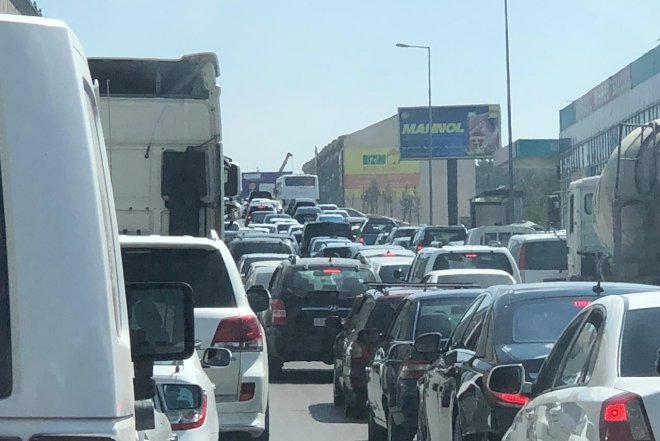    Dəfn mərasimi Sumqayıt yolunda böyük tıxac yaratdı   