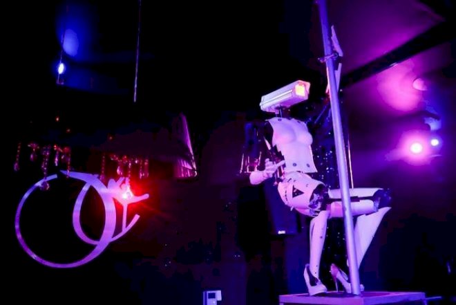    Fransada klubda maraqlı görüntü: robotlardan striptiz şou   - Foto