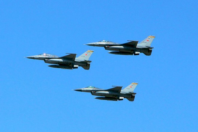    Türkiyənin F-16 təyyarələri Azərbaycana gəldi   - Video