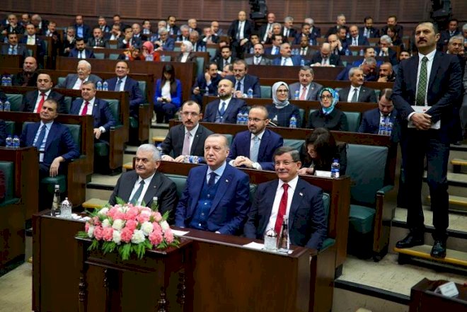   AKP-dən qərar: Davudoğlu partiyadan kənarlaşdırılır   