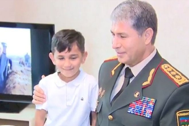    Hərbçi oğlu Vilayət Eyvazova şeir dedi - Video   