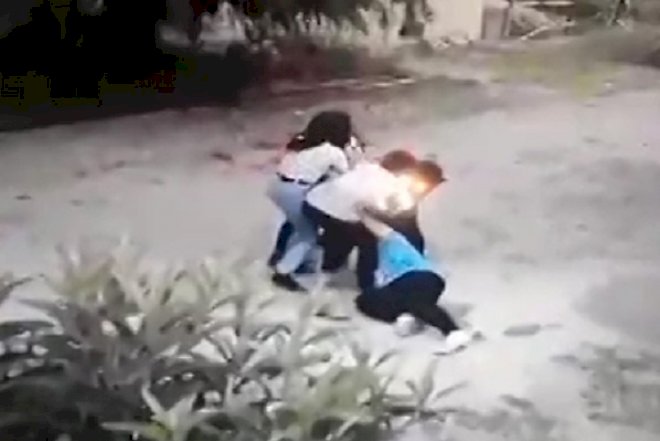    Qonşu qadınlar xəyanətə görə əlbəyaxa DAVAYA qalxdı - Azərbaycanda şok görüntülər - Video   