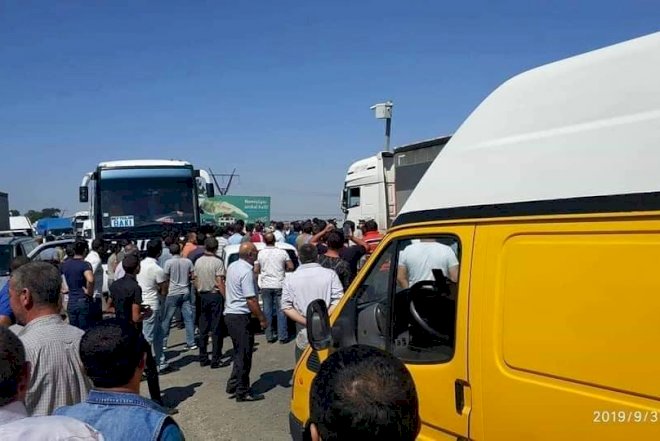    Şəmkirdə etiraz aksiyası – Sakinlər yolu bağladı +   Foto