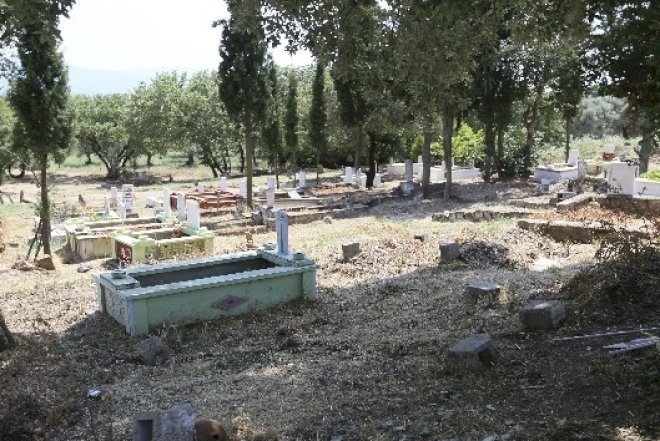    Qəbristanlıqdan gələn vahiməli səslər sakinləri qorxuya saldı, polis çağırıldı - VİDEO   