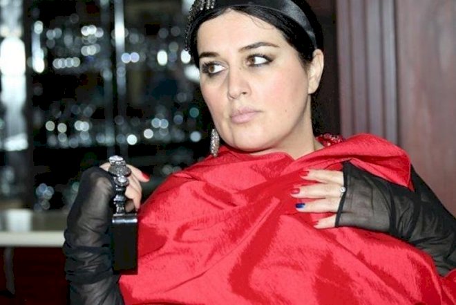    “Dəlik olum qaranlıqdan baxanlara” - Elza Seyidcahandan yeni şeir - Video   