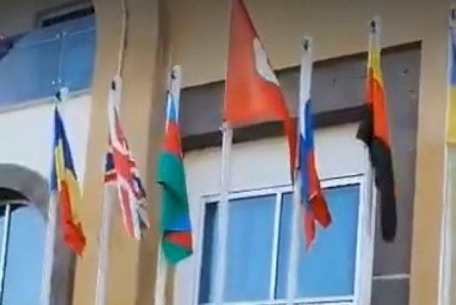   Azərbaycan bayrağı otelin önündə asıldı -   Video