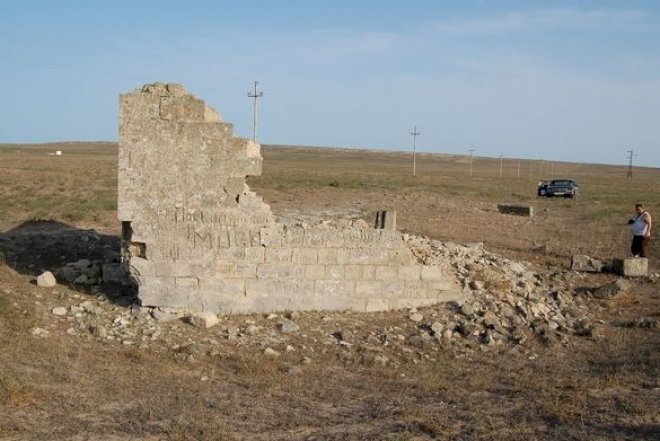   Bakıda özəl şirkət tarixi abidəni dağıtdı, rəsmilər işə qarışdı - Foto   