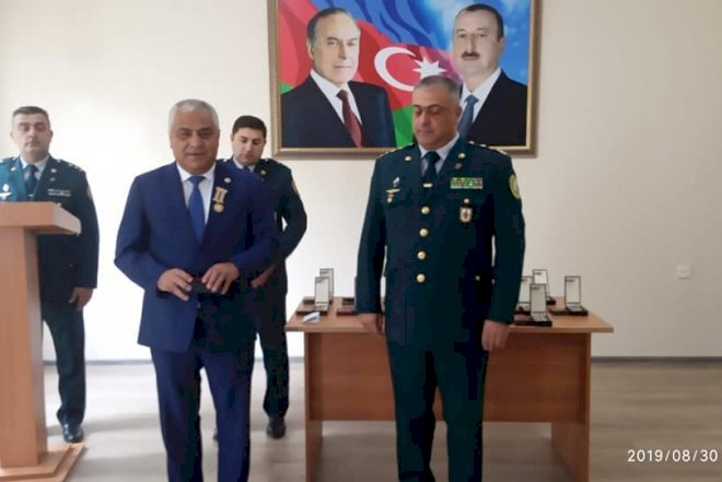   General icra başçısını medalla təltif etdi   