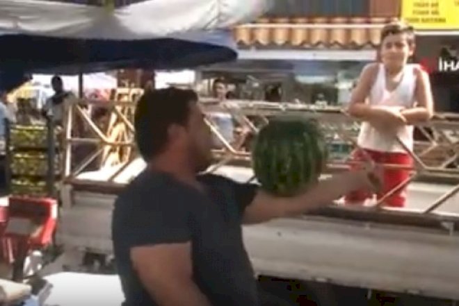    Türkiyədə qarpız satıcısından maraqlı hərəkətlər   - Video