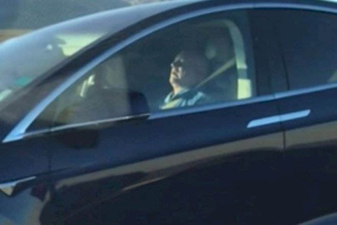    Hərəkətdə olan maşının sürücüsü yatıb qaldı, oyada bilmədilər – Xəbərdarlıq - Video   