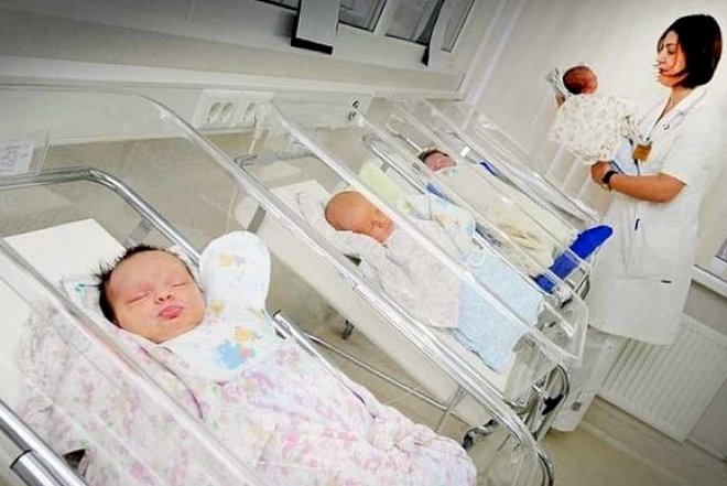    Qadın körpələri doğum evinin pəncərəsindən atdı   