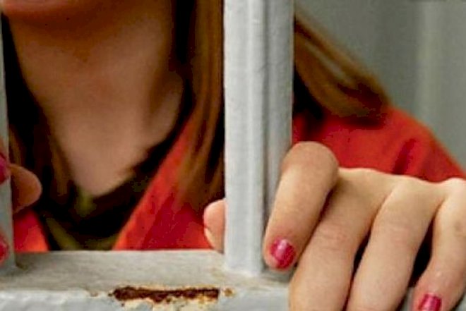    Bakıda taksi sürücüsünün başına oyuna açan qadına hökm oxundu - Foto   