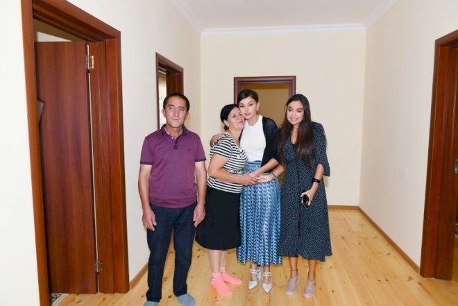    Mehriban Əliyeva zəlzələdə qəzalı vəziyyətə düşmüş evin yerində tikilən yeni evdə olub   