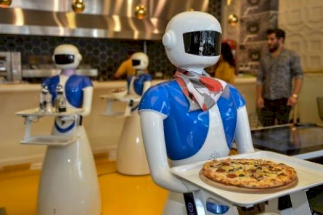    Türkiyədə restoranda maraqlı görüntü: Robot-ofisiantlar işə başladı   - Foto