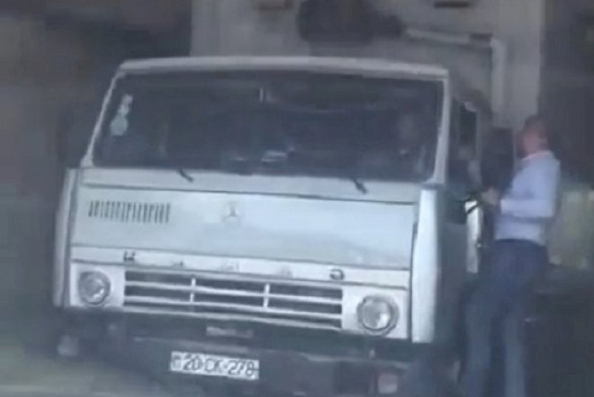    Gəncədə yük maşını körpüyə ilişib keçə bilmədi   - Video