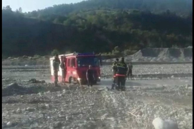    Qubada yanğınsöndürən maşın çayda batıb qaldı, ev yandı   