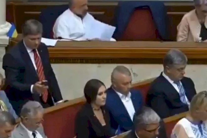    Poroşenko parlamentdə yuxuya getdi - Video   