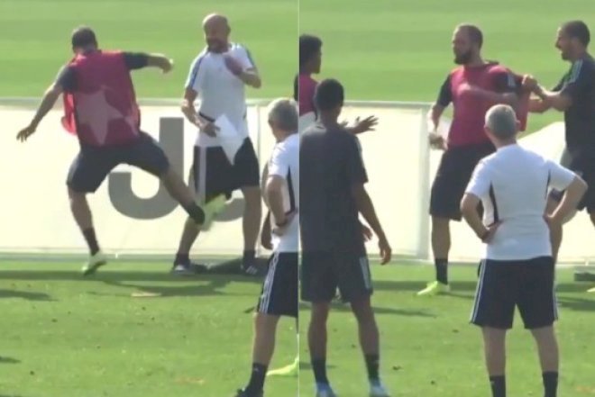    “Yuventus“un hücumçusundan şok hərəkət: Məşqçini vurdu   - Video