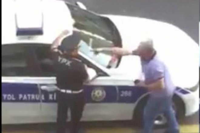    Taksi sürücüsündən yol polisinin ailəsinə ağır söyüşlər –   Bakıda + Video
