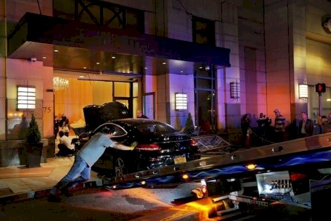    Avtomobil “Trump Plaza”ya girdi: xəsarət alan var - Foto   