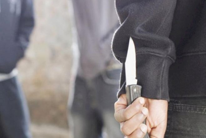    13 yaşlı oğlan anasına mesaj yazanı bıçaqladı - Azərbaycanda   