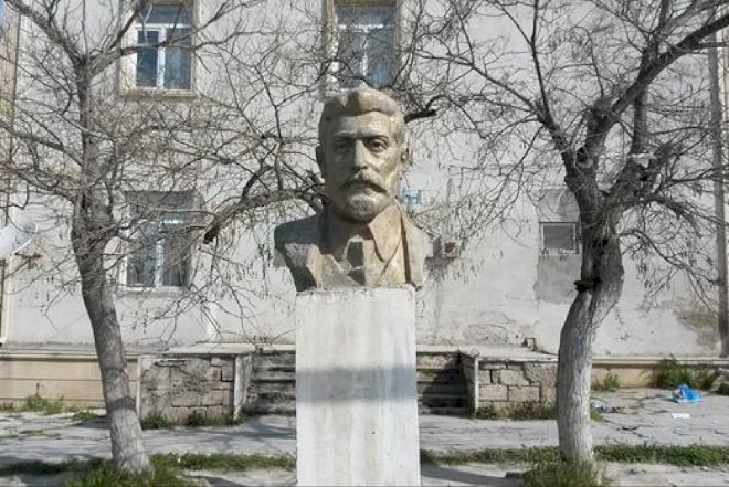    Sakinlər etiraz etdi: Əzizbəyovun büstü götürüldü   - Foto