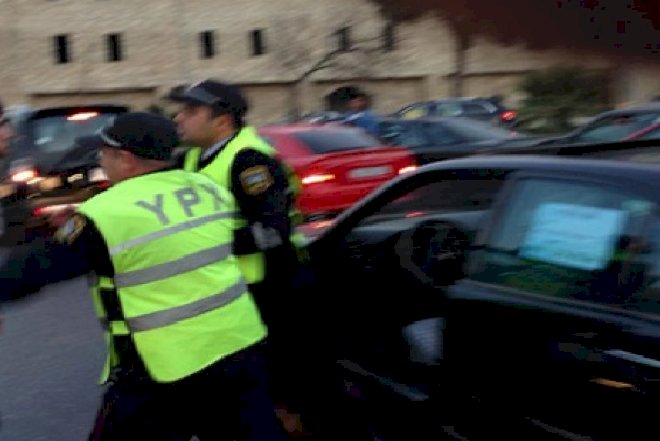    Bakıda daha bir sürücü yol polisinə hücum etdi -   Video
