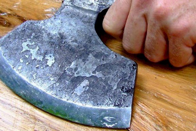    Azərbaycanda dəhşətli qətl: Qaynata gəlinini baltaladı   