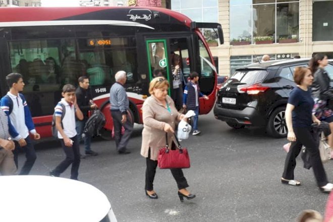    6 nömrəli marşrut avtobusunda sərnişinlərin başına gəlməyən qalmadı -   Fotolar+Video