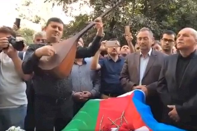    Vurğun Əyyub saz sədaları altında son mənzilə yola salındı - Foto+Video   