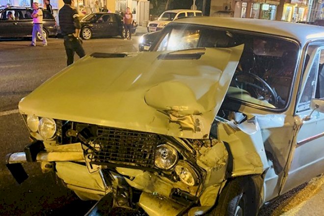    “VAZ 2106“ Babək prospektində qırmızıdan keçib qəza törətdi   - Fotolar