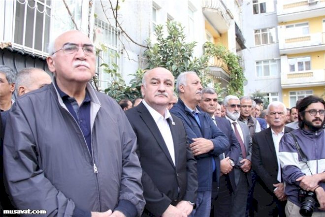    Vurğun Əyyubu Müsavatdan kim çıxarmışdı? –   Üzvlük haqqına görə...