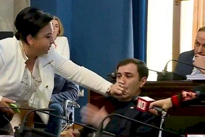    Qadın deputat kişi həmkarını döydü - Gürcüstan parlamentində dava   - Video