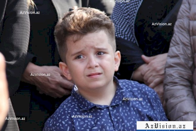    Şəhid pilotun oğlu atasının məzarı üstündə -   Fotolar