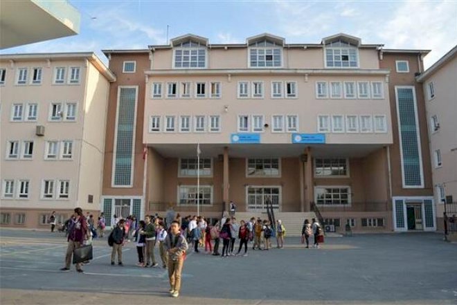    İstanbulda zəlzələyə görə məktəblərdə tətil elan edildi   