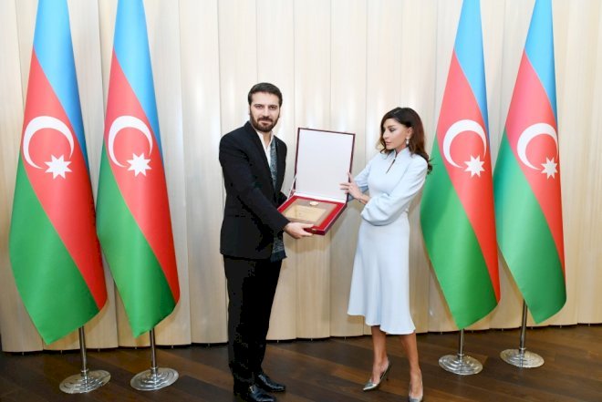    Mehriban Əliyeva Sami Yusufa Prezidentin fəxri diplomunu təqdim etdi   