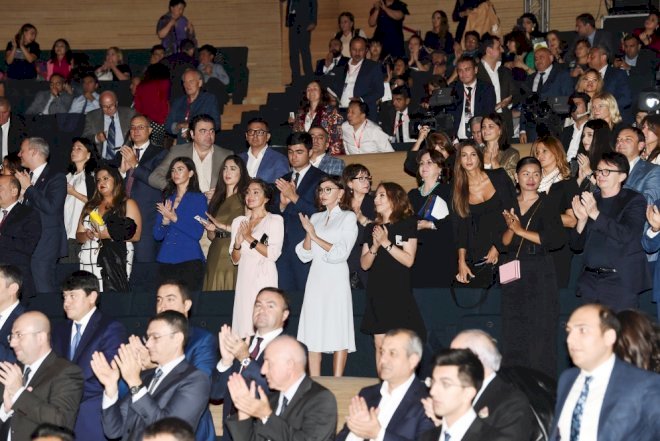    Mehriban Əliyeva festivalın bağlanış tamaşasında - Foto   