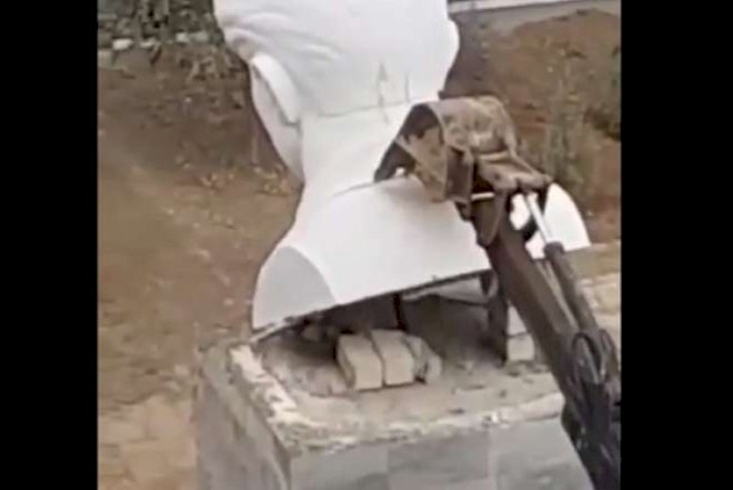    Mikayıl Müşfiqin abidəsi belə aşırıldı —   Video