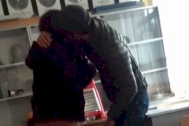    Məktəbdə biabırçılıq: Müəllimi şagirdi ilə sevişərkən tutdular   - Foto