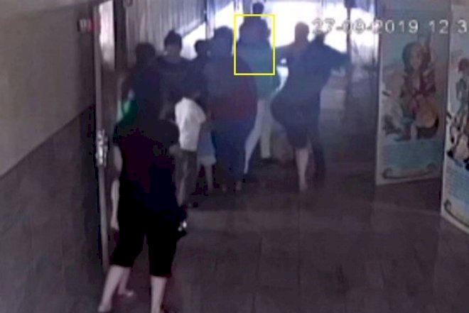    Müəlliməni döydü, saçından tutaraq sürüdü – Şok görüntülər - Video   