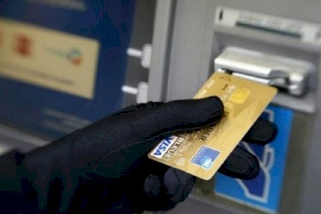    Salyan sakini atasının bank hesabından pul oğurladı   